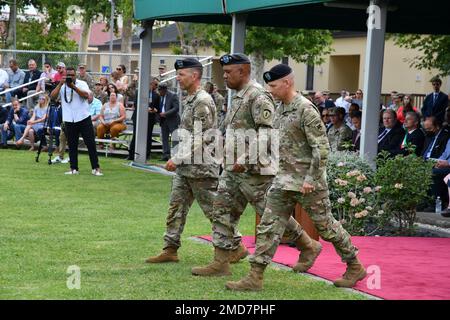 Generalmajor Andrew M. Rohling, USA Army Southern European Task Force, Afrika scheidender Befehlshaber, General Darryl Williams, Befehlshaber der USA Army Europe & Africa (USAREUR-AF) und Generalmajor Todd Wasmund in die USA Army Southern European Task Force, Afrika während der SETAF-AF-Zeremonie zum Kommandowechsel in Caserma Ederle in Vicenza, Italien, 14. Juli 2022. Stockfoto