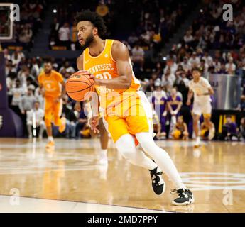 Baton Rouge, USA. 21. Januar 2023. Der Tennessee-Wachmann Josiah-Jordan James (30) fährt am Samstag, den 21. Januar 2022, während eines Basketballspiels der Herrenschule im Pete Maravich Assembly Center in Baton Rouge, Louisiana, zum Basketball. (Foto: Peter G. Forest/Sipa USA) Kredit: SIPA USA/Alamy Live News Stockfoto