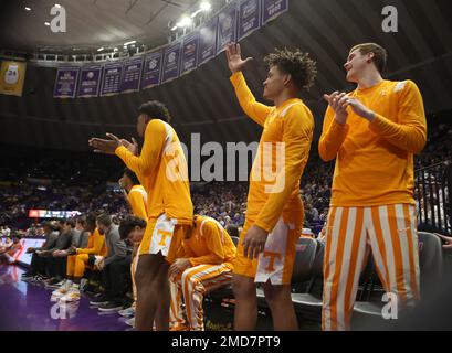 Baton Rouge, USA. 21. Januar 2023. Tennessee-Spieler jubeln ihr Team von der Bank aus an, während sie am Samstag, den 21. Januar 2022, im Pete Maravich Assembly Center in Baton Rouge, Louisiana, ein Basketballspiel für Männer spielen. (Foto: Peter G. Forest/Sipa USA) Kredit: SIPA USA/Alamy Live News Stockfoto