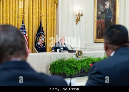 Bericht: Präsident Joe Biden nimmt am Mittwoch, den 25. August 2021, an einem Treffen zum Thema Cybersicherheit im Ostzimmer des Weißen Hauses Teil. Stockfoto