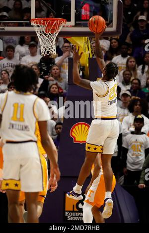 Baton Rouge, USA. 21. Januar 2023. Der LSU Forward Derek Fountain (20) schießt am Samstag, den 21. Januar 2022, während eines Basketballspiels der Herrenschule im Pete Maravich Assembly Center in Baton Rouge, Louisiana, einen Layup. (Foto: Peter G. Forest/Sipa USA) Kredit: SIPA USA/Alamy Live News Stockfoto