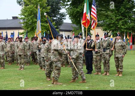 Generalmajor Andrew M. Rohling, USA Army Southern European Task Force, Afrika, scheidender Kommandant, überholt die USA Army Southern European Task Force, Afrika-Guidon an General Darryl Williams, Commander der USA Army Europe & Africa (USAREUR-AF) während der SETAF-AF-Zeremonie zum Kommandowechsel in Caserma Ederle in Vicenza, Italien, 14. Juli 2022. Stockfoto