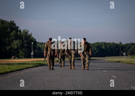 Soldaten mit 52. Ordnance Group, die während des Wettkampfs um den Rruck march während des Wettbewerbs „Bester Krieger und Bestes Team“, der vom 20. Chemical, Biological, Radiological, Nuclear, and Explosives (CBRNE) Command am Aberdeen Proving Ground, Maryland, am 14. Juli 2022 ausgerichtet wurde, fotografiert wurden. Der CBRNE-Wettbewerb „Bestes Team“ und „Bestes Krieger“ des CBRNE-Kommandos 20. ist eine einzige Veranstaltung, bei der der beste nicht kommissionierte Offizier des Jahres und Soldat des Jahres unter den Soldaten des Kommandos und seiner wichtigsten Unterkommandanten ausgewählt werden. Stockfoto