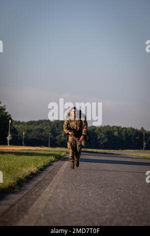 Cpt. John Litner mit der 48. Chemical Brigade nahm während des Wettkampfes um den Rruck march während des Wettbewerbs „Bester Krieger und Bestes Team“ Teil, der vom 20. Chemical, Biological, Radiological, Nuclear, and Explosives (CBRNE) Command am Aberdeen Proving Ground, Maryland, am 14. Juli 2022 ausgerichtet wurde. Der CBRNE-Wettbewerb „Bestes Team“ und „Bestes Krieger“ des CBRNE-Kommandos 20. ist eine einzige Veranstaltung, bei der der beste nicht kommissionierte Offizier des Jahres und Soldat des Jahres unter den Soldaten des Kommandos und seiner wichtigsten Unterkommandanten ausgewählt werden. Stockfoto