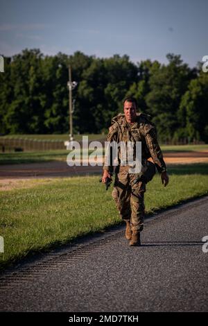 1. LT. Daniel Hall mit der 52. Ordinance Group, die während des Wettstreits um den Rruck march während des Wettbewerbs „Bester Krieger und Bestes Team“, der vom 20. Chemical, Biological, Radiological, Nuclear, and Explosives (CBRNE) Command am Aberdeen Proving Ground, Maryland, am 14. Juli 2022 veranstaltet wird, fotografiert wurde. Der CBRNE-Wettbewerb „Bestes Team“ und „Bestes Krieger“ des CBRNE-Kommandos 20. ist eine einzige Veranstaltung, bei der der beste nicht kommissionierte Offizier des Jahres und Soldat des Jahres unter den Soldaten des Kommandos und seiner wichtigsten Unterkommandanten ausgewählt werden. Stockfoto