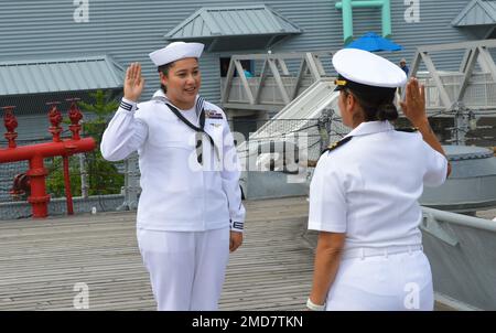 OS2(SW) Brianna Cantero, der USS Whidbey Island (LSD-41) zugeteilt, schickt sich erneut zu einer Zeremonie an Bord des stillgelegten Schlachtschiff der Iowa-Klasse USS Wisconsin (BB-64). Die Zeremonie wurde vom Hampton Roads Naval Museum in Downtown Norfolk, Virginia, ausgerichtet und koordiniert. Stockfoto