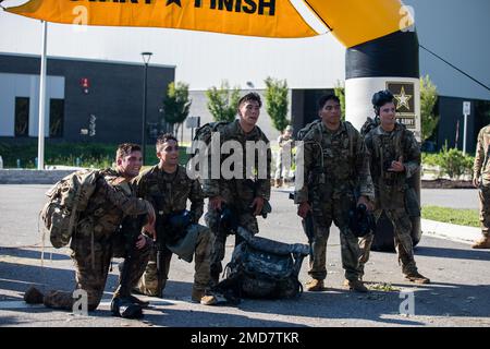 Soldaten mit der 52. Ordnance Group, die nach dem sprengmarsch während des Wettbewerbs „Bester Krieger und Bestes Team“ an der Ziellinie fotografiert wurden, der vom 20. Chemical, Biological, Radiological, Nuclear, and Explosives (CBRNE) Command am Aberdeen Proving Ground, Maryland, 14. Juli 2022 ausgerichtet wurde. Der CBRNE-Wettbewerb „Bestes Team“ und „Bestes Krieger“ des CBRNE-Kommandos 20. ist eine einzige Veranstaltung, bei der der beste nicht kommissionierte Offizier des Jahres und Soldat des Jahres unter den Soldaten des Kommandos und seiner wichtigsten Unterkommandanten ausgewählt werden. Stockfoto