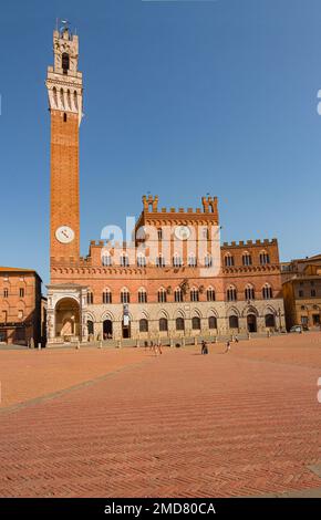 Siena, Italien 02. Juni 2022 Turm 'Torre del Mangia' und Rathaus 'Palazzo Pubblico' auf dem berühmten Hauptplatz von Siena 'Piazza del Campo' Stockfoto