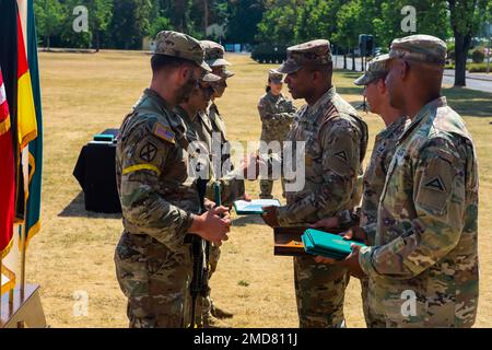 USA Kommandoleiter Major James R. Holmes III, Befehlshaber der 7. Armee-Akademie für nicht kommissionierte Offiziere, verleiht dem Siegerteam der "Eisernen Truppe", 3. Geschwader, 2. Kavallerie-Regiment für ihre Erfolge beim V Corps Best Squad Competition in einer Zeremonie auf dem Grafenwoehr Parade Field, Deutschland, 14. Juli 2022. Die USA Armeesoldaten der ‚Wolfpack-Staffel‘ haben bewiesen, dass sie ein gut ausgebildetes, fittes und geschlossenes Team sind. Sie werden als Vertreter des V Corps in den USA aufsteigen Army Europe and Africa Best Squad Competition im August. Stockfoto