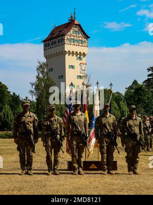 Die konkurrierende Einheit, die der „Eisernen Truppe“, dem 3. Geschwader und dem 2. Kavallerie-Regiment zugewiesen wurde, ist Gewinner des V Corps Best Squad Competition während einer Abschlusszeremonie auf dem Parade-Feld Grafenwoehr, Deutschland, am 14. Juli 2022. Die USA Armeesoldaten der ‚Wolfpack-Staffel‘ haben bewiesen, dass sie ein gut ausgebildetes, fittes und geschlossenes Team sind. Sie werden als Vertreter des V Corps in den USA aufsteigen Army Europe and Africa Best Squad Competition im August. Stockfoto