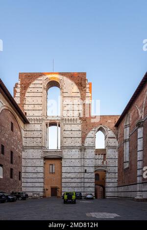 Siena, Italien 02. Juni 2022 berühmter Aussichtspunkt Facciatone von der Kathedrale von Siena aus gesehen Stockfoto