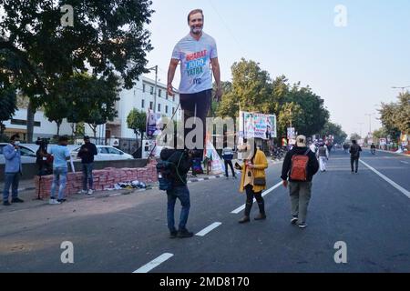 Neu-Delhi, Neu-Delhi, Indien. 24. Dezember 2022. Der von Rahul Gandhi angeführte Bharat Jodo Yatra des Kongresses legte einen etwa 23 km langen Abschnitt in Delhi zurück, der von der Grenze zu Badarpur, wo er von Haryana in die Stadt eindringt, begann und am Roten Fort gipfelte, mit einer zweistündigen Pause in Ashram am Nachmittag. Die Route war wie folgt: Nizamuddin, India Gate, ITO, Delhi Gate und Daryaganj. Rahul Gandhi, Kongresspräsident Mallikarjun Kharge, Präsident der MNM sowie der indische Filmschauspieler Kamal Haasan nahmen ebenfalls an dieser Kundgebung in Delhi Teil und sprachen vor den Menschen in Red Fort, Neu-Delhi, Indien Stockfoto