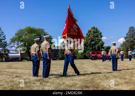 USA Marine Corps Ltd. Charles Winchester, scheidender Befehlshaber des 9. Marinekorps Distrikts, und Colonel Jeffrey Buffa, ankommender Befehlshaber des 9. Marinekorps Distrikts, führen eine Zeremonie zum Kommandowechsel an der Marinestation Great Lakes durch. Nach der Zeremonie, LT. Col. Winchester hielt eine Ruhestandszeremonie ab, bei der er ehrenhaft entlassen wurde, nachdem er 31 Jahre im Marine Corps saß. Stockfoto