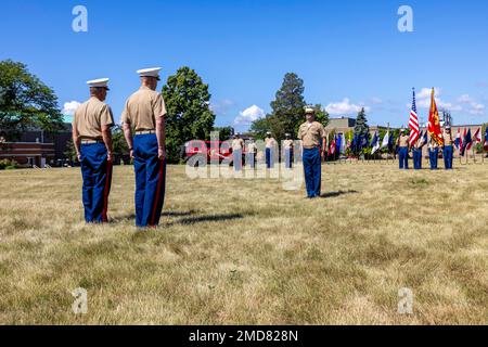 USA Marine Corps Ltd. Charles Winchester, scheidender Befehlshaber des 9. Marinekorps Distrikts, und Colonel Jeffrey Buffa, ankommender Befehlshaber des 9. Marinekorps Distrikts, führen eine Zeremonie zum Kommandowechsel an der Marinestation Great Lakes durch. Nach der Zeremonie, LT. Col. Winchester hielt eine Ruhestandszeremonie ab, bei der er ehrenhaft entlassen wurde, nachdem er 31 Jahre im Marine Corps saß. Stockfoto