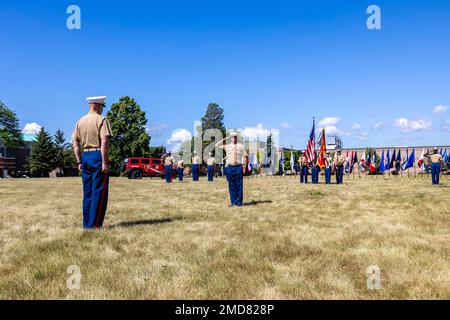 USA Marine Corps Ltd. Charles Winchester, scheidender Befehlshaber des 9. Marinekorps Distrikts, und Colonel Jeffrey Buffa, ankommender Befehlshaber des 9. Marinekorps Distrikts, führen eine Zeremonie zum Kommandowechsel an der Marinestation Great Lakes durch. Nach der Zeremonie, LT. Col. Winchester hielt eine Ruhestandszeremonie ab, bei der er ehrenhaft entlassen wurde, nachdem er 31 Jahre im Marine Corps saß. Stockfoto