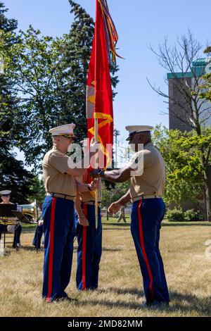 USA Marine Corps Ltd. Charles Winchester, scheidender Befehlshaber des 9. Marinekorps Distrikts, und Colonel Jeffrey Buffa, ankommender Befehlshaber des 9. Marinekorps Distrikts, führen eine Zeremonie zum Kommandowechsel an der Marinestation Great Lakes durch. Nach der Zeremonie, LT. Col. Winchester hielt eine Ruhestandszeremonie ab, bei der er ehrenhaft entlassen wurde, nachdem er 31 Jahre im Marine Corps saß. Stockfoto