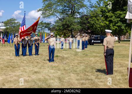 USA Marine Corps Ltd. Charles Winchester, scheidender Befehlshaber des 9. Marinekorps Distrikts, und Colonel Jeffrey Buffa, ankommender Befehlshaber des 9. Marinekorps Distrikts, führen eine Zeremonie zum Kommandowechsel an der Marinestation Great Lakes durch. Nach der Zeremonie, LT. Col. Winchester hielt eine Ruhestandszeremonie ab, bei der er ehrenhaft entlassen wurde, nachdem er 31 Jahre im Marine Corps saß. Stockfoto