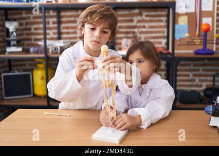 Geschwister und Geschwister haben Anatomiestunden im Labor Stockfoto