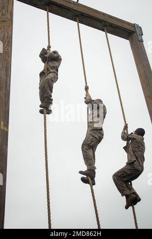 USA Marinekorps Rekruten bei Charlie Company, 1. Recruit Training Bataillon, führen die Seilklettern während des Obstacle Course im Marine Corps Recruit Depot San Diego, 14. Juli 2022 aus. Der „O-Course“ besteht aus verschiedenen Hindernissen und soll durch die Überwindung physischer Herausforderungen Vertrauen in die Rekruten schaffen. Stockfoto