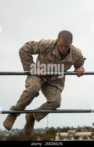 USA Marinekorps rekrutieren Lorenzo Young bei der Charlie Company. 1. Recruit Training Battalion manövriert ein Hindernis während des Obstacle Course im Marine Corps Recruit Depot San Diego, 14. Juli 2022. Der „O-Course“ besteht aus verschiedenen Hindernissen und soll durch die Überwindung physischer Herausforderungen Vertrauen in die Rekruten schaffen. Stockfoto
