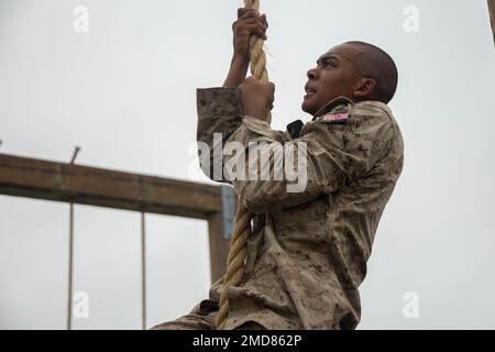 USA Das Marine Corps rekrutiert Tyler Barrack bei der Charlie Company. Das 1. Recruit Training Bataillon führt die Seilklettern während des Obstacle Course im Marine Corps Recruit Depot San Diego vom 14. Juli 2022 durch. Der „O-Course“ besteht aus verschiedenen Hindernissen und soll durch die Überwindung physischer Herausforderungen Vertrauen in die Rekruten schaffen. Stockfoto