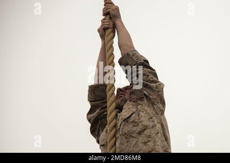 USA Marinekorps rekrutieren Jordan Harris bei der Charlie Kompanie. Das 1. Recruit Training Bataillon führt die Seilklettern während des Obstacle Course im Marine Corps Recruit Depot San Diego vom 14. Juli 2022 durch. Der „O-Course“ besteht aus verschiedenen Hindernissen und soll durch die Überwindung physischer Herausforderungen Vertrauen in die Rekruten schaffen. Stockfoto