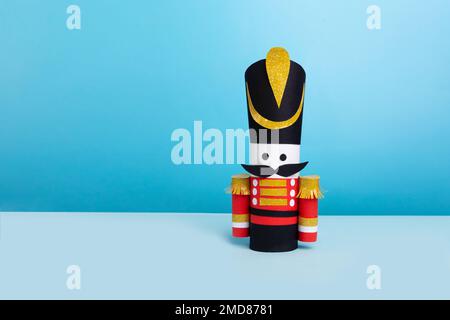 Nussknacker Papierhandwerk für Kinder, blauer Hintergrund Stockfoto