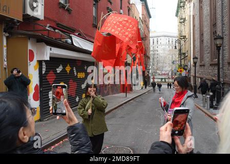 New York, USA. 22. Januar 2023. Think!Chinatown's neues Laternen-Kunstwerk für das Jahr des Hasen wird während der Laternen-Neujahrsfeier in Chinatown, New York, NY, am 22. Januar 2023 vorgestellt. Der Künstler vermittelt eine Botschaft des Zusammenlebens, selbst in diesen Zeiten, in denen Menschen weit voneinander entfernt sind. (Foto? Von Efren Landaos/Sipa USA) Kredit: SIPA USA/Alamy Live News Stockfoto