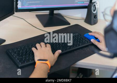 Computerprogrammierer, der am Computer am Arbeitsplatz arbeitet Stockfoto