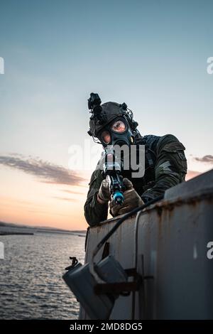 Ein schwedischer Marine mit 4. Marineregiment, Schwedisches Amphibienkorps, bietet Sicherheit für Besuch, Verpflegung, Durchsuchung und Beschlagnahme während der Übung TYR 22 im NATO Maritime Interdiction Operational Training Centre (NMIOTC) in Souda Bay, Griechenland, 14. Juli 2022. TYR 22 ist eine maritime Sperrübung, die bei der NMIOTC stattfindet und schwedische Marines aus den USA zusammenbringt Marines, USA Marinespezifische Kampfschiffe zur Verbesserung der operativen Kapazitäten, Fähigkeiten und Interoperabilität von US-amerikanischen und NATO-Partnern. Stockfoto