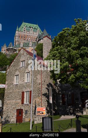 Maison Chevalier und Chateau Frontenac im Frühjahr, Quebec City, Quebec, Kanada. Stockfoto