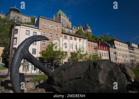 Blick auf das Chateau Frontenac und die Gebäude auf dem Champlain Boulevard durch den Park im Frühjahr, Old Quebec City, Quebec, Kanada. Stockfoto