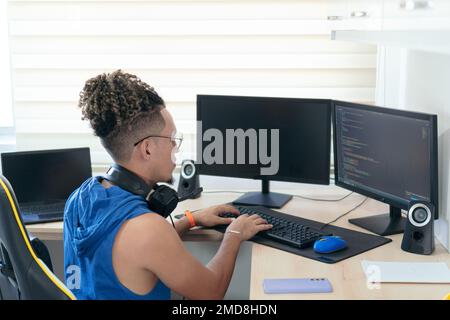 Computerprogrammierer, Der Von Zu Hause Aus Arbeitet Stockfoto