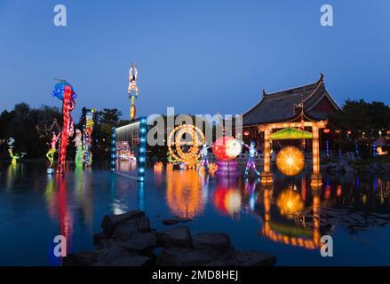 Ausstellung „The Magic of Lanterns“ im Chinesischen Garten in der Abenddämmerung, Montreal Botanical Garden, Quebec, Kanada. Stockfoto