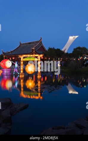 Ausstellung „The Magic of Lanterns“ im Chinesischen Garten in der Abenddämmerung, Montreal Botanical Garden, Quebec, Kanada. Stockfoto