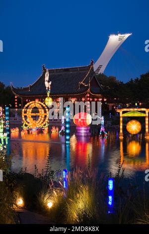 Ausstellung „The Magic of Lanterns“ im Chinesischen Garten in der Abenddämmerung, Montreal Botanical Garden, Quebec, Kanada. Stockfoto