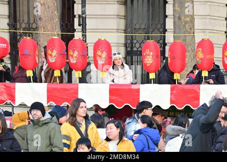 Trafalgar Square, London, UK, 22. Januar 2023: Tausende von Menschen kamen, um die Londoner Feier des sehr lebhaften chinesischen Neujahrs und der Performenzen im Trafalgar Square zu sehen, organisiert von der London Chinatown Chinese Association (LCCA). Kredit: Siehe Li/Picture Capital/Alamy Live News Stockfoto