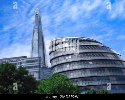 London, England - August 2013: London City Hall mit dem Shard Wolkenkratzer im Hintergrund Stockfoto