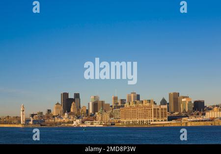 Montreal Skyline und Saint-Lawrence River im Frühjahr von Saint-Helen's Island aus gesehen, Montreal, Quebec, Kanada. Stockfoto