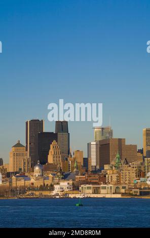 Montreal Skyline und Saint-Lawrence River im Frühjahr von Saint-Helen's Island aus gesehen, Montreal, Quebec, Kanada. Stockfoto