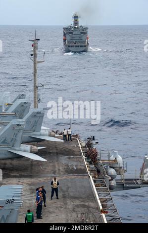 220714-N-SI601-1044 SÜDCHINESISCHES MEER (14. JULI 2022) DIE USA Der einzige vorwärtsstationäre Flugzeugträger der Navy USS Ronald Reagan (CVN 76) nähert sich dem Wiederauffüllungsöler USNS Yukon (T-AO 202) des militärischen Sealift-Kommandos, um eine Wiederauffüllung auf See durchzuführen. Während der Evolution transportierte Yukon Fracht und Treibstoff über eine verbundene Auffüllung nach Ronald Reagan. Ronald Reagan, das Flaggschiff der Carrier Strike Group 5, stellt eine kampfbereite Truppe bereit, die die Vereinigten Staaten schützt und verteidigt und Bündnisse, Partnerschaften und kollektive maritime Interessen in der Region Indo-Pazifik unterstützt. Stockfoto