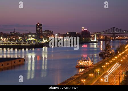 Blick auf die Pierre-Dupuy Avenue und die Jacques Cartier Brücke in der Abenddämmerung, Hafen von Montreal, Quebec, Kanada. Stockfoto