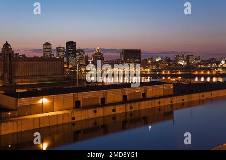 Der Hafen von Montreal und die Skyline der Stadt bei Sonnenuntergang aus dem Cite du Havre, Quebec, Kanada. Stockfoto