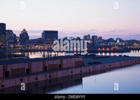 Der Hafen von Montreal und die Skyline der Stadt bei Sonnenuntergang aus dem Cite du Havre, Quebec, Kanada. Stockfoto