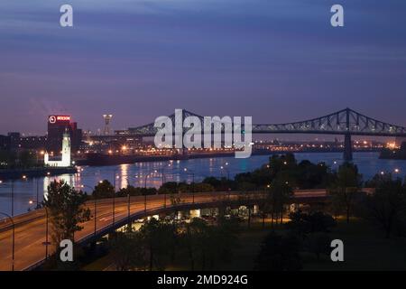 Blick auf die Pierre-Dupuy Avenue und die Jacques-Cartier-Brücke in der Abenddämmerung vom Cite du Havre, Quebec, Kanada. Stockfoto