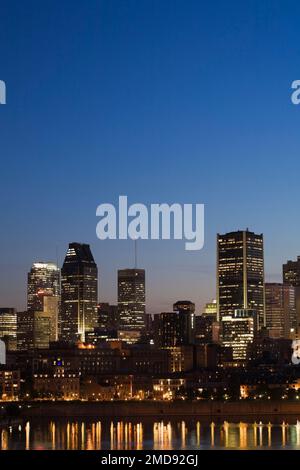 Skyline von Montreal und Alter Hafen in der Abenddämmerung, von Cite du Havre aus gesehen, Montreal, Quebec, Kanada. Stockfoto