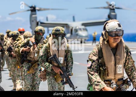 PAZIFIK (14. Juli 2022) Fallschirmjäger der malaysischen Armee steigen aus den USA aus Marine Corps MV-22 Osprey, zugewiesen zur Marine Medium Tiltrotor Squadron (VMM) 165, an Bord des Royal Australian Navy Landing Helikopter Dock HMAS Canberra (L02) während Rim of the Pacific (RIMPAC) 2022. Von Juni 29 bis August 4 nehmen an der RIMPAC 25.000 Nationen, 38 Schiffe, vier U-Boote, mehr als 170 Flugzeuge und Mitarbeiter auf und um die hawaiianischen Inseln und Südkalifornien Teil. RIMPAC ist die weltweit größte internationale Seefahrt-Übung und bietet eine einzigartige Ausbildungsmöglichkeit bei der Förderung und Förderung von Su Stockfoto