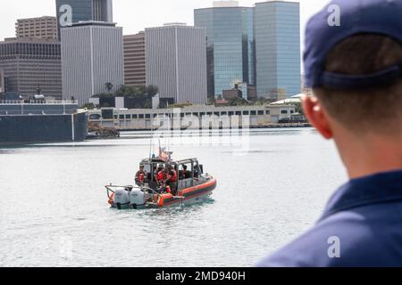 HONOLULU (14. Juli 2022) - Ein multinationales Team, bestehend aus der Republik Korea Navy, der Royal Australian Navy und den USA Die Küstenwache sucht mit einem Sonarsystem nach Objekten auf dem Meeresboden. Dies ist Teil eines Szenarios der Humanitarian Assistance Disaster Response (HADR) zur sicheren Wiedereröffnung eines Hafens nach einem Taifun. Unbemannte und fernbetriebene Schiffe erweitern die Fähigkeit miteinander verbundener bemannter Plattformsensoren, die Kampfkapazität multinationaler gemeinsamer Task Forces zu verbessern. 26 Nationen, 38 Schiffe, vier U-Boote, mehr als 170 Flugzeuge und 25.000 Mitarbeiter sind an RI beteiligt Stockfoto