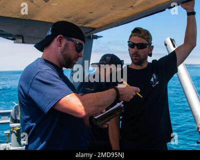 220714-N-N0842-1009 SAN DIEGO - (14. Juli 2022) United Kingdom Royal Navy Chief Petty Officer Diver James Roberts, aus Paigton, Großbritannien, links, Und U.K. Royal Navy Leading Seaman, Alex Talbot, aus Lake District, Großbritannien, beide der Delta Diving Unit Two (DDU2) zugeteilt, besprechen einen Tauchplan während einer Übung für Rim of the Pacific (RIMPAC) 2022, Südkalifornien. Von Juni 29 bis August 4 nehmen an der RIMPAC 25.000 Nationen, 38 Schiffe, vier U-Boote, mehr als 170 Flugzeuge und Mitarbeiter auf und um die hawaiianischen Inseln und Südkalifornien Teil. Die Welt Stockfoto