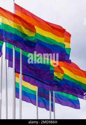 Niedriger Winkel mit Regenbogenflaggen am Himmel Stockfoto